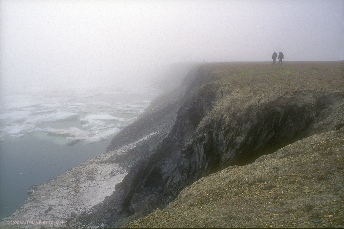 81 SIBERIA.jpg - Luglio/Agosto 1992. Siberia, terra dei Chukchi. Nell'oceano artico  125 Km a nord-est della penisola dei Chukchi (Siberia) c'Ã¨ l'isola di Wrangel, essa ospita piÃ¹ del doppio di specie vegetali (417) di qualsiasi territorio artico a paritÃ  di superficie nonchÃ¨ 30 specie diverse di uccelli oltre ad orsi polari, foche e trichechi ; per questo motivo   Ã¨ stata proclamata patrimonio dell'umanitÃ  dall'UNESCO. Nella foto la costa occidentale dell'Isola di Wrangel